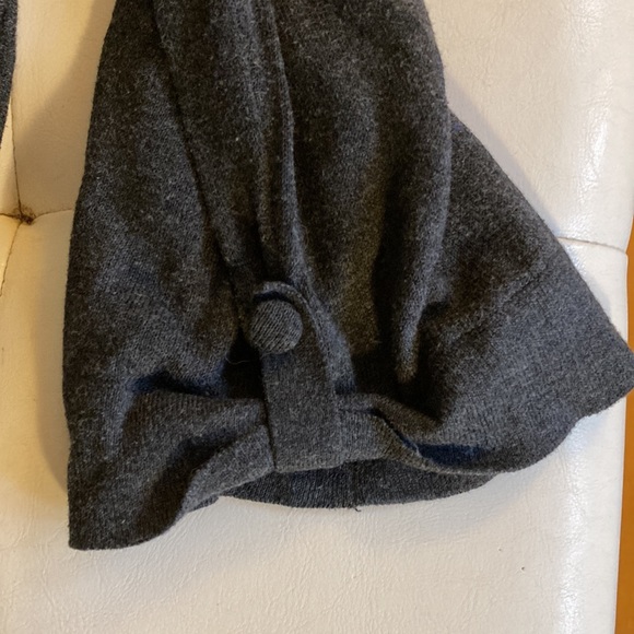 Bedo V-Neck Sweater (Dark Grey) with flared sleeves - Picture 4 of 6